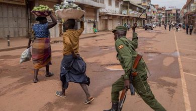 Photo of Video Police in Kampala crammed 165 people in Central Police Cells for defying coronavirus curfew