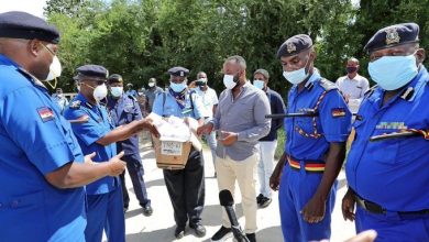 Photo of Governor Ali Hassan Joho Donates face masks and sanitizers to Police officer to distribute to Mombasa residents
