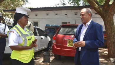 Photo of Hon.Suleiman Shabhal rewards a caring cop