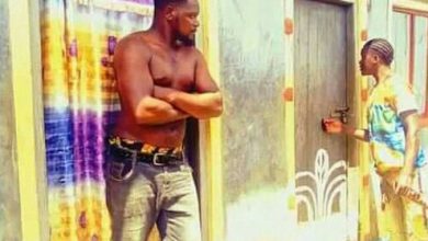 Photo of A drunk Kayole man knocks at his own door for over 3hours yet he stayed alone.