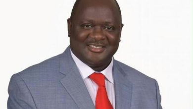 Photo of Hon. Shilibwa Bernard distributes food, facemasks and sanitizers to Kawangware residents.