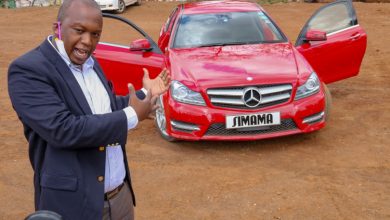 Photo of Refigah selling his Mercedes -250 to help vulnerable Kibra families