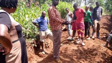 Photo of Shinyalu politician Dr Anthony Lung’aho leads locals in rehabilitating Musembe road