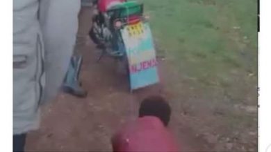 Photo of A policeman in Olenguruone drags a woman on his mortorbike for allegedly stealing from the Ocs