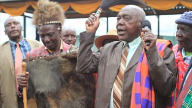 Photo of Dr. William Ruto dumps bible as he seeks fortune-teller for political healing