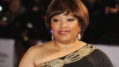 Photo of Zindzi Mandela dies.