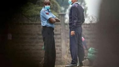 Photo of A Kibera woman snatches a phone from a policeman .