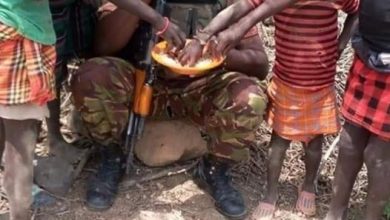Photo of A rare photo of a KDF officer sharing a meal with Kids.