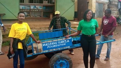 Photo of A 2022 wannabee Mp – Mcleans Sloya- lacks strategy & ideas for Sabatia Constituency as he distributes 3 books per school. See pictures.
