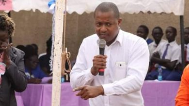 Photo of Vihiga Mp’s p.a Mr Abubacar Wandala on the spot for blocking people from seeing their Mp.