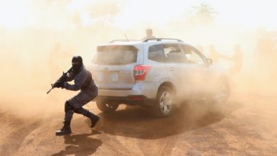 Photo of Kisumu Gang armed with rungus and swords try to free suspects held by armed DCI.