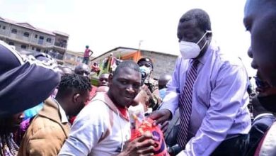 Photo of ANC Party leader Musalia Mudavadi assures Dagoretti North residents that he will be on the ballot in 2022 as he donates food, to Gatina fire victims
