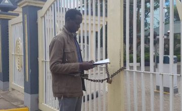 Photo of I want a job not a wheelbarrow” cries a man as he chains himself on DP Ruto’s gate.