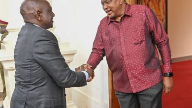 Photo of Lead us all well Mr President, Uhuru to Ruto as he welcomes him to statehouse.