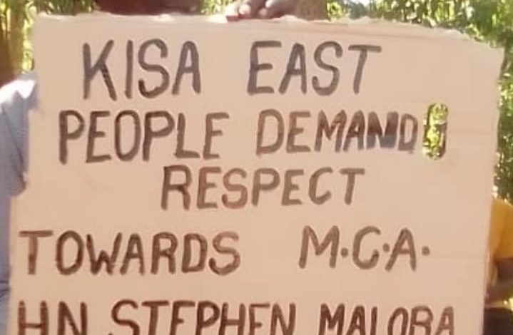 Photo of ASEKA HECKLED IN KISA EAST FOR NOT DELIVERING ON HIS PROMISES